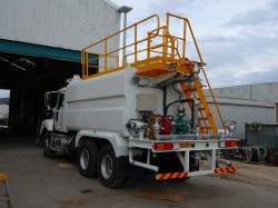 6x6 Mack water tanker